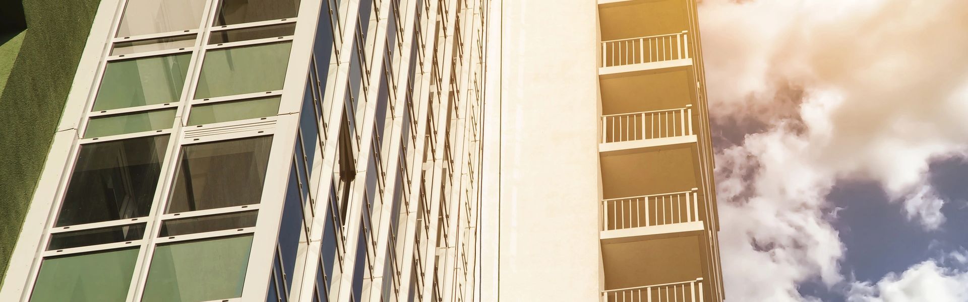 Trabajador profesional en fachada de edificio